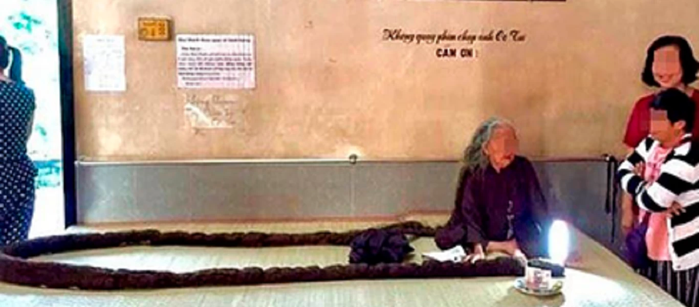 Πόσα χρόνια έχει να κουρευτεί 83χρονη με μαλλιά μήκους έξι μέτρων (βίντεο)